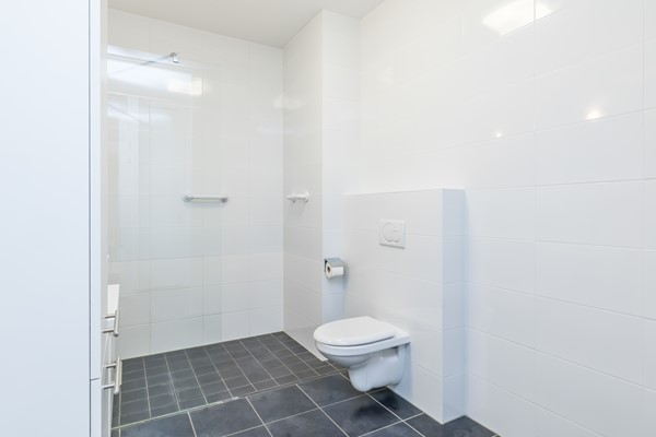 Foto - Te koop: In een fraai, modern wooncomplex "Heiderveste", midden in het hart van Heerlerheide, op loopafstand van een winkelcentrum; ligt dit ruime, luxe appartement op de 1e verdieping (2e woonlaag).